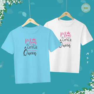 เสื้อวันแม่ สกรีนลาย  MOM IS A LITTLE JUST ABOVE QUEEN M52 เนื้อผ้า โพลีเอสเตอร์100% คมชัดตรงปก Bkhappykids