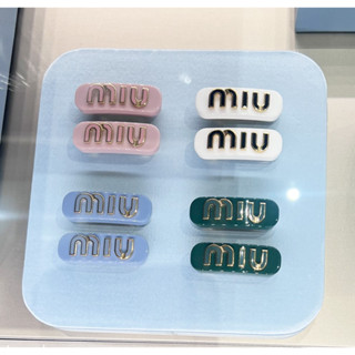 ชนชอป Miu กิ็บติดผม แบบสปริง ตัวอักษรขอบทอง มี 5 สี ให้เลือก