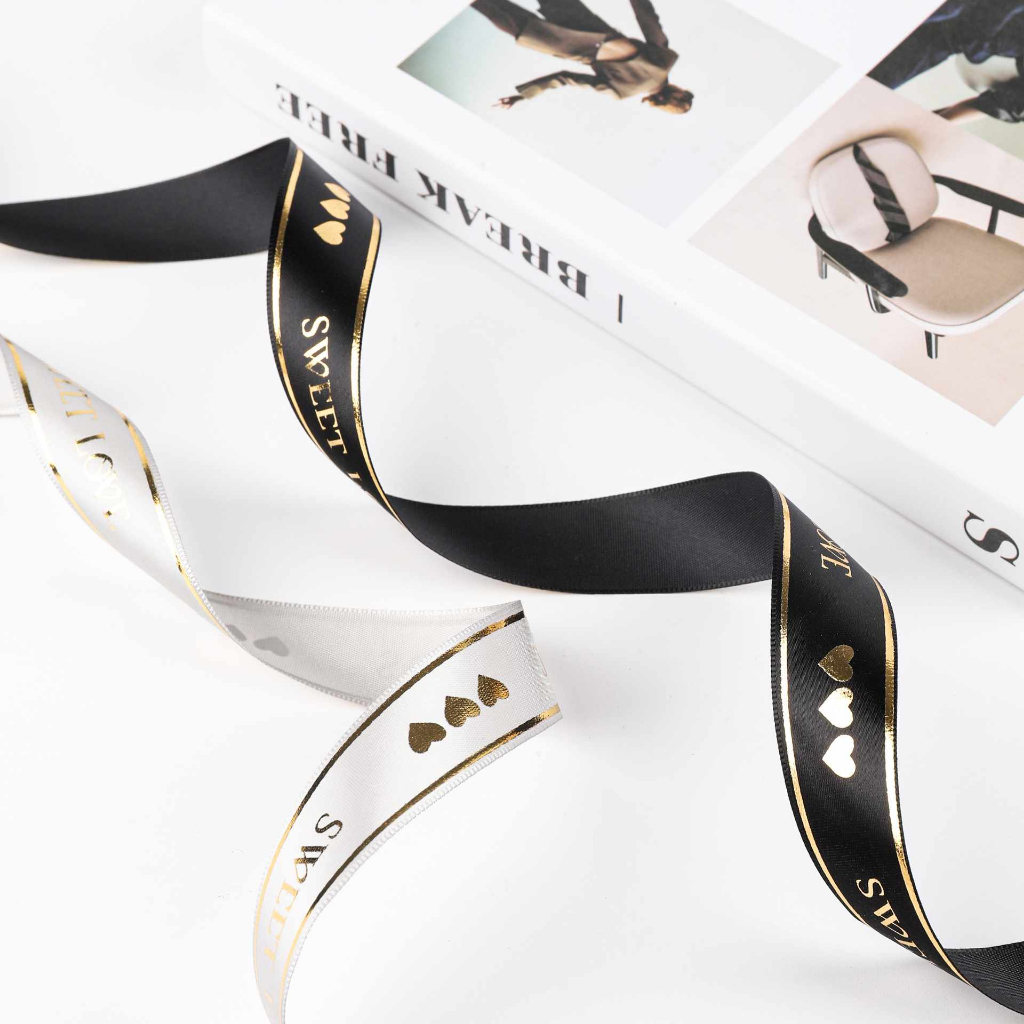 ริบบิ้นผ้าซาตินลาย SWEET LOVE ลายพิมพ์สีทอง กว้าง 2.5 ซม. ยาว 40 หลา (สินค้าพร้อมส่ง) ริบบิ้นผูกกล่องของขวัญ กล่องเค้ก - รูปที่ 4