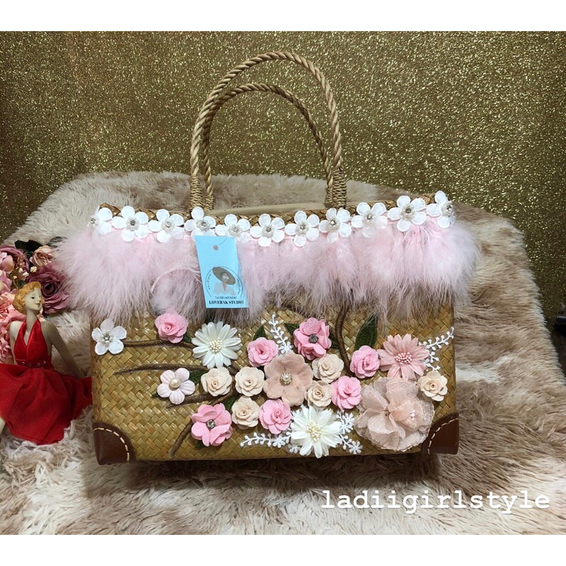 [พร้อมส่ง] กระเป๋าสานกระจูด ตกแต่งด้วยขนมิ้งและดอกไม้ งาน Handmade กระเป๋ามีซิปค่ะ