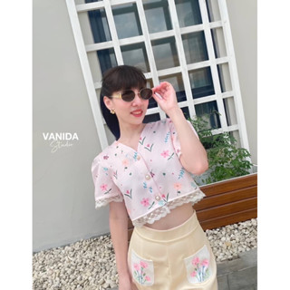 #vanida เสื้อครอปยีนส์ แพทเทิร์นลายดอกไม้น่ารักๆ แต่งลูกไม้