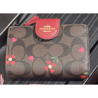 กระเป๋าสตางค์ใบสั้น Coach Medium Corner Zip Wallet In Signature Canvas With Heart Petal Print