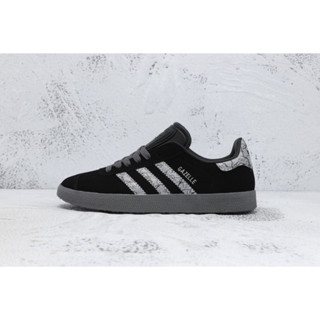 Adidas Originals Gazelle 90"Darksaber" ลื่นสไตล์วินเทจแฟชั่นต่ำด้านบนกีฬารองเท้าลำลอง  แท้100%ผู้ชายผู้หญิงGZ2753