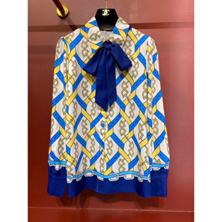 GUCCI BELTED PRINTED SILK TWILL BLOUSE เสื้อเชิ๊ต เสื้อเชิ้ต ลายเกือกม้า สวยหรู แต่งผ้าผูกเอว กุชชี่