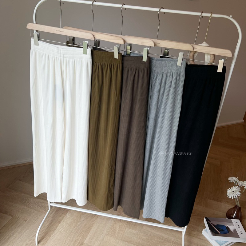 (B17) Zacca Pants (สินค้าพร้อมส่ง) กางเกงเอวสม็อค ผ้ากำมะหยี่ลอนเล็ก ทิ้งตัวทรงสวยมาก