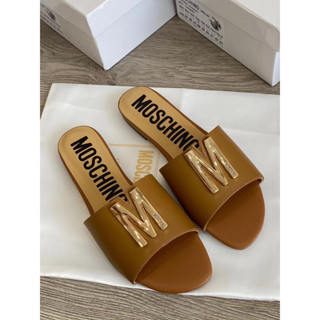 **C**รองเท้าแตะหนังแท้ Moschino ตัวM เป็น Copper มี Size 35-40 มาพร้อมแพ็กเกจ ของแท้