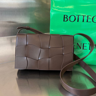 พรี​ ราคา10400 Bottega veneta Cassette 755161 หนังวัว กระเป๋าสะพายข้าง กระเป๋าสะพาย23x15x6cm