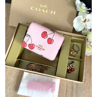 (ผ่อน0%) เซ็ทกล่อง กระเป๋าสตางค์ มีสายสะพาย Coach Boxed Mini Wallet On A Chain With Heart Cherry Print CF408 สีชมพูเชอรี