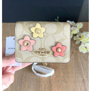 (ห่อน0%) กระเป๋าสตางค์ใบสั้น สายสะพายข้าง Coach Mini Wallet On A Chain In Signature Canvas CH620 ลายดอกไม้