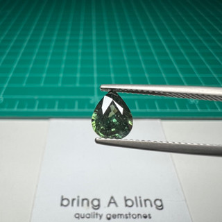 เขียวส่อง (green sapphire) 1.45 ct (8.1x6.5x3.8) มม. เผาเก่า สีเขียวก้านมะลิ