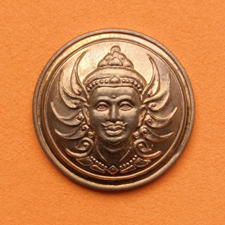 เหรียญเม็ดกระดุม พระวิษณุกรรม ช่างก่อสร้างอุเทนถวาย รุ่น 4012 ตอกโค้ด กส เนื้อทองแดง ขนาด 2.5 เซน พร้อมกล่องเดิม