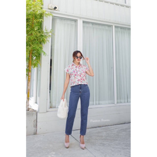 Lace Flora  crop shirt เสื้อลูกไม้ทรงคอปเชิ้ตกระเป๋าหน้า ผ้าลูกไม้ฉลุ พิมพ์ลายสวยคมชัดมากค่า