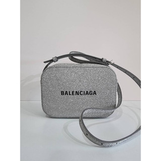 (ผ่อน0%) New BALENCIAGA Glitter Everyday XS Camera Bag กระเป๋าสะพายข้าง กลิตเตอร์สีเงิน 6 นิ้ว