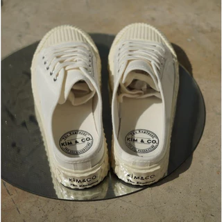 KIM&CO. Rainy(KF016W) รองเท้าผ้าใบแฟชั่นผู้หญิงสีขาวเปิดส้น สไตล์มินิมอล บิดงอได้ 180 องศา