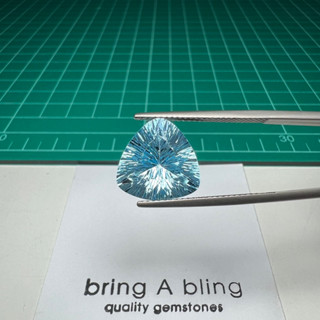 บลูโทแพส swiss blue topaz ขนาด 9.35 ct (12.7x12.7x8.5มม.) สวยมากๆ เจียระไนด้วยเลเซอร์ เหลี่ยมแปลกตา ไฟเต็มใสไร้ตำหนิ