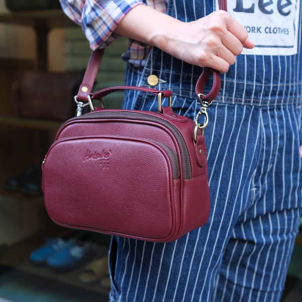 ช่องเยอะ น้ำหนักเบา ทรงสวย กระเป๋าสะพายหนังวัวแท้รุ่น Oka (Hatsukoi Leather Bag)