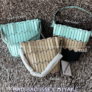 small : BAO-BAO ISSEY MIYAKE SMALL BUCKET เป็นกระเป๋าบัคเก็ตขนาดเล็กสามารถใช้ใส่กระเป๋าสตางค์และโทรศัพท์มือถือได้