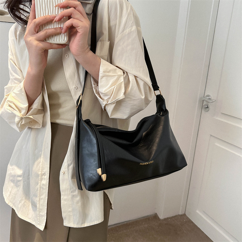 tokyosellected(T1856) กระเป๋าหนังPUสะพายไหล่ใบหญ่มี2สี