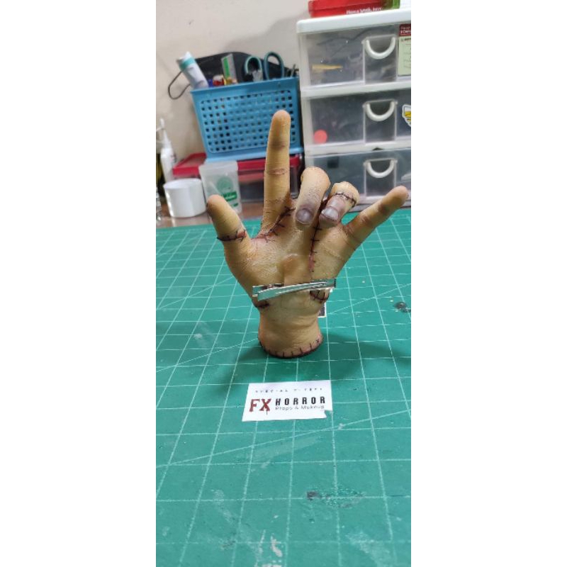 มือธิงค์ the thing wednesday addams