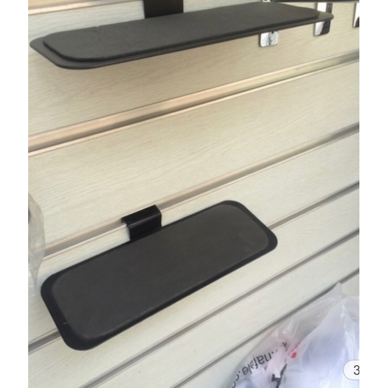 แป้นวางรองเท้าโลหะสีดำ ขนาดสินค้า  9x25 cm ใช้สำหรับแผ่นผนังเสียบ ร่องลึก 1 ซม