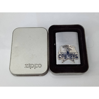 ZIPPO 20258  NFL  COWBOY  BRUSHED CHROME EMBLEM ATTACHED   สีเงินผิวโครเมี่ยมติดพิณนูนจากโรงงาน  ผลิตปี2003  ถังในตรงปี