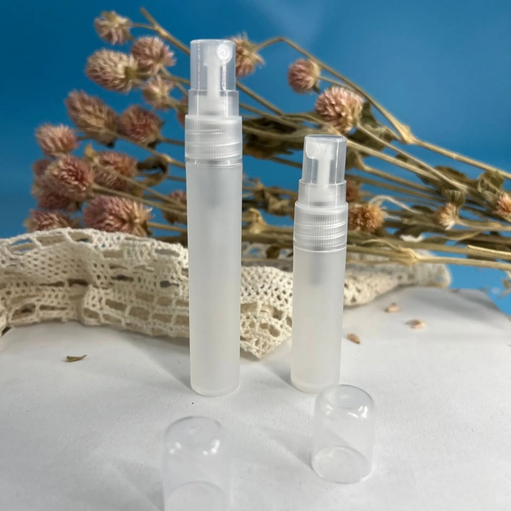 ใหม่ ขวดสเปร์ยพกพา 5-10ml พลาสติกขาวขุ่นทรงปากการีฟิวได้ สำหรับบรรจุเครื่องสำอาง น้ำหอม สินค้าคุณภาพคัดเกรดพร้อมส่งในไทย