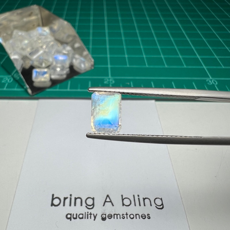มุกดาหาร (rainbow Moonstone) (9.5x5) 2.5 ct  มูนสโตน สีสวย มีตำหนิเหลือบแสงสีฟ้าเหลืองชัดเจน
