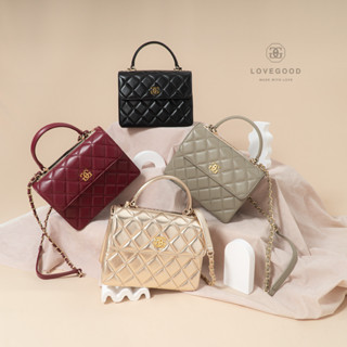 [ LoveGood ] Crystal กระเป๋า Handdle bag หนังแกะแท้ เย็บ Quilt หรูหรา อะไหล่ Logo แบรนด์สีทอง  ไซส์ 25 cm มาพร้อมสายยาว.