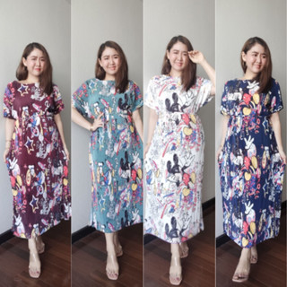 Maxidress Fashion Pleated Micky ชุดพลีทลายกราฟฟิกคอกลมเดรสยาวมีเชือก แฟชั่นสาวอวบ แฟชั่นชุดคลุมท้อง เดรสFreesize