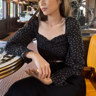 Vintage - เสื้อแขนตุ๊กตาบอลลูนลายดอกสไตล์วินเทจสีดำ