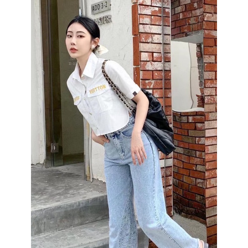 LOIS VUI ON EMBROIDERED LOGO CROP SHIRT