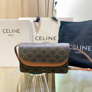 กระเป๋า CL WALLET ON STRAP IN SIGNATURE CANVAS แคนวาส กระเป๋าคลัช กระเป๋าสะพาย กระเป๋าสตางค์ใบใหญ่