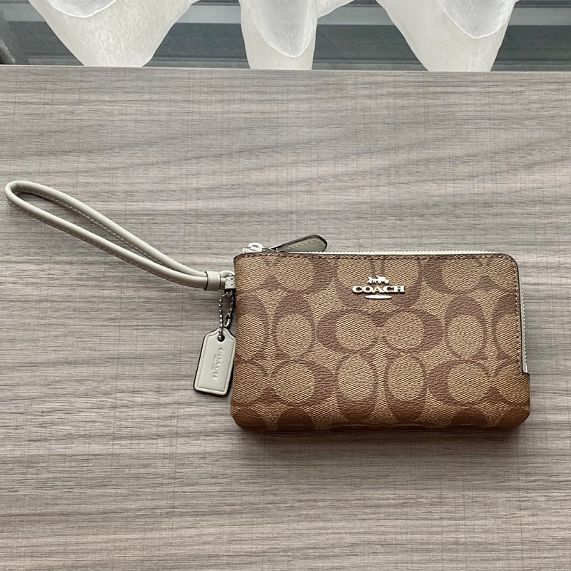 พร้อมส่งกระเป๋า coach 2 ซิปไซต์ S สีน้ำตาลลาย c สีเขียวมิ้นท์มือ 1