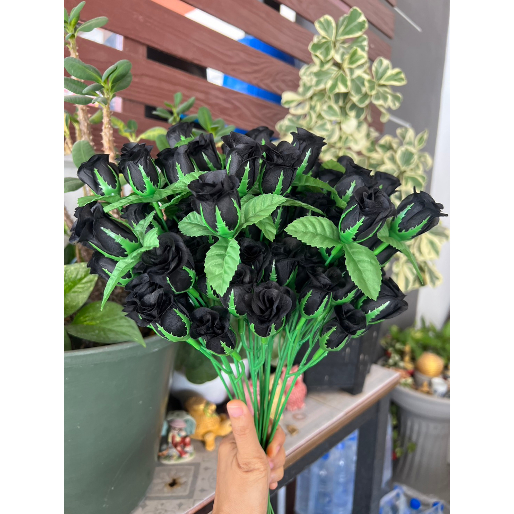 Flowers 10 บาท ดอกกุหลาบ (ช่อกุหลาบตูมสีดำช่อ 1ช่อมี 5ดอก )กุหลาบสีดำ ช่อกุหลาบสีดำ ดอกกุหลาบถวายพระราหู ไหว้ราหู Home & Living