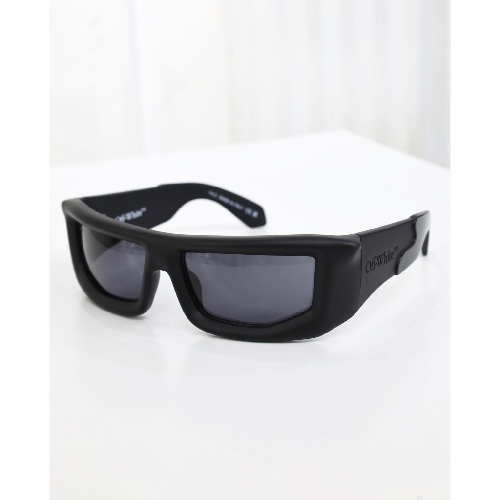 แว่นกันแดด Off-White ™︎ "RUNWAY" Volcanite Black OERI074 / ตัวแทนจำหน่าย Off-White ™︎ EYEWAER เป็นทา