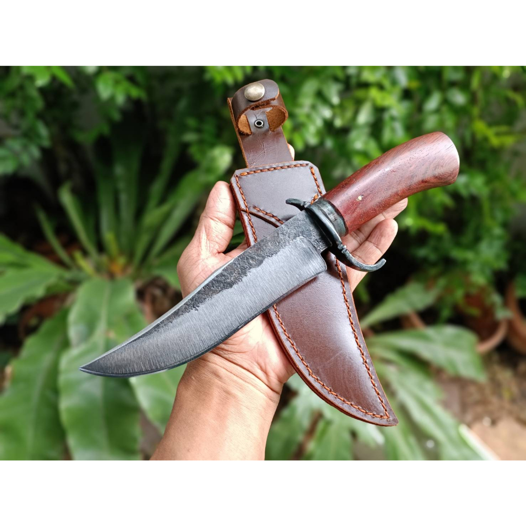 มีดโบวี่ Bowie knife มีดแคมป์ มีดแล่ มีดเดินป่า ใบ 6.5” ตีร้อนชุบแข็ง ด้ามไม้สาธร การ์ดเหล็ก ซองหนัง