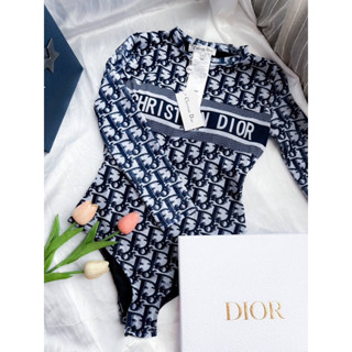 พร้อมส่ง❤️ ชุดว่ายน้ำ bodysuit Dior แขนยาว