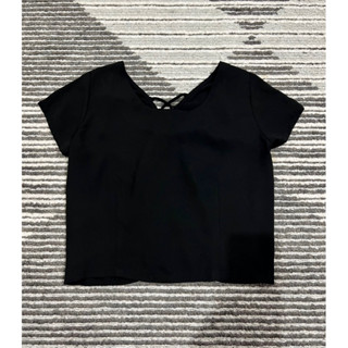 0265 เสื้อครอปสีดำ ผ้าลื่น ไซค์ S-M มือ 2 งานสวยมากกกก