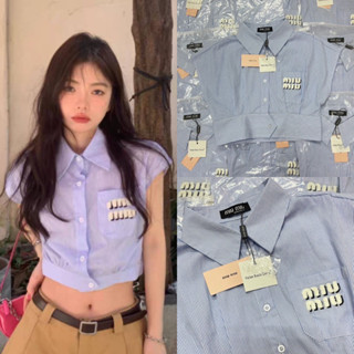 New!! Mimiu Miu top☁️💙 (370฿ฟรีส่ง) เสื้อครอปเชิ้ตลายริ้วผ้าคอตตอน กระเป๋าแต่งปักโลโก้แบรนด์เป็นน้องขนปุยนุ่มนิ่ม