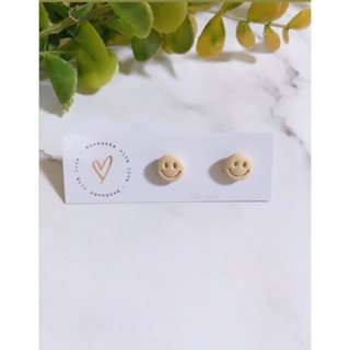 ต่างหู น้อง Smiley สีครีม Size 1 Cm.  งานแฮนด์เมด น้ำหนักเบา โดนน้ำได้ สำหรับคนแพ้ง่ายใส่ได้