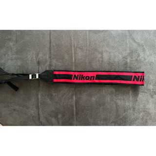 สายคล้องกล้องNikon สีแดงขอบดำ ของแท้