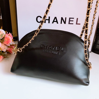 น้องมีมากรุบกริบ หายากมาก และของมีน้อยมากค่ะ Chanel Cosmetic bag ช้าหมดนะคะ มีหลายราคาค่ะ