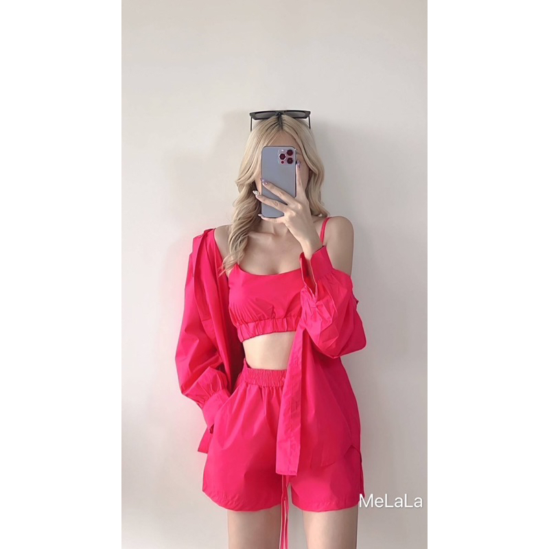 ชุดเซทงานสามชิ้น เนื้อผ้าคอตตอนใส่สบาย เชิ้ตทรงโอเวอร์ไซด์ สายเดี่ยวซึมออกหลัง แมทช์กับกางเกงขาสั้นขอบเอวสปอร์ต