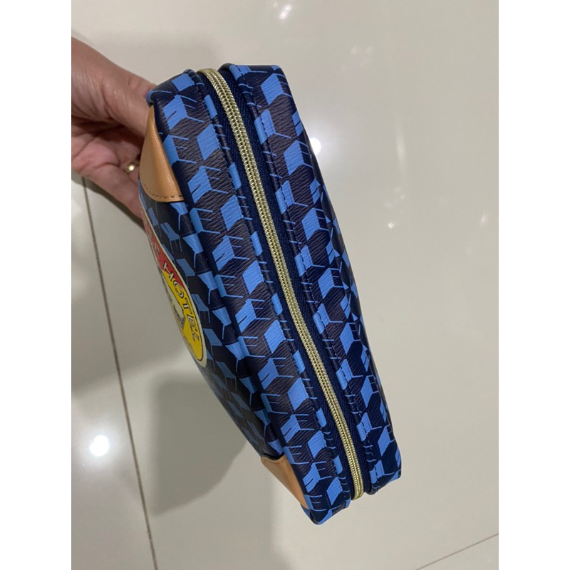 กระเป๋า  Estée Lauder สีน้ำเงิน เป็นกระเป๋าทรงสี่เหลี่ยม ลายสวย เป็นหนังพียูเนื้อหนาอย่างดี กันน้ำได้ อยู่ทรง