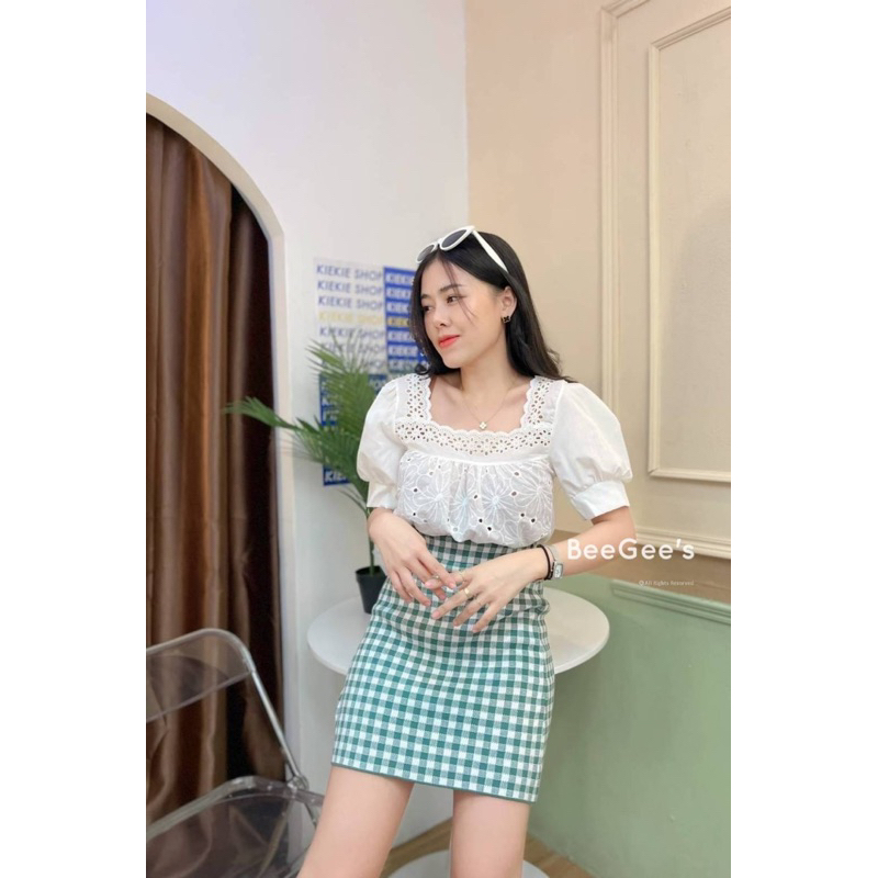 เสื้อผ้าทีซีแต่งคอเหลี่ยมลูกไม้มะตูม