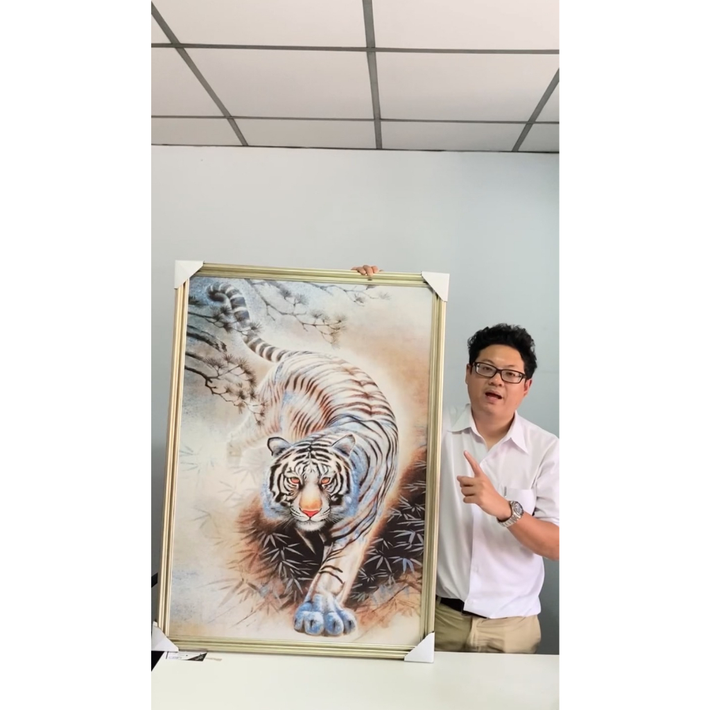 [ขนาดใหญ่] ภาพมงคลเสริมฮวงจุ้ย "เสือ" เป็นสัญลักษณ์ ของผู้ทรงอำนาจ กล้าหาญและแข็งแกร่งสมเป็นผู้นำ ติดตั้งบนผนัง