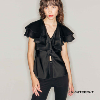 VICKTEERUT Frilled Collar Satin Blouse เสื้อแขนกุด ผ้าซาติน คอระบาย