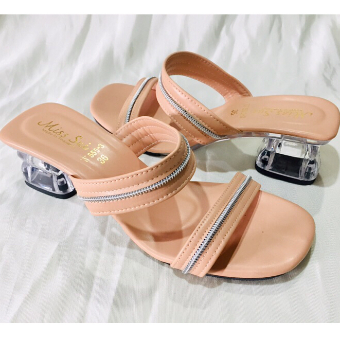 ถูกที่สุดแล้ว !! W 555 รองเท้าส้นสูง2นิ้ว ดีไซน์สวยสวม2ตอนคาดหน้าเส้นเงินเก๋ไก๋ใส่สบาย ส้นแก้ว