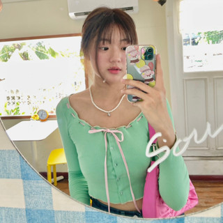 [พร้อมส่ง] Mooonbeam.co - Creamy green top - เสื้อคาดิแกน แขนยาว สีเขียว ริบบิ้นชมพู เปิดไหล่ได้