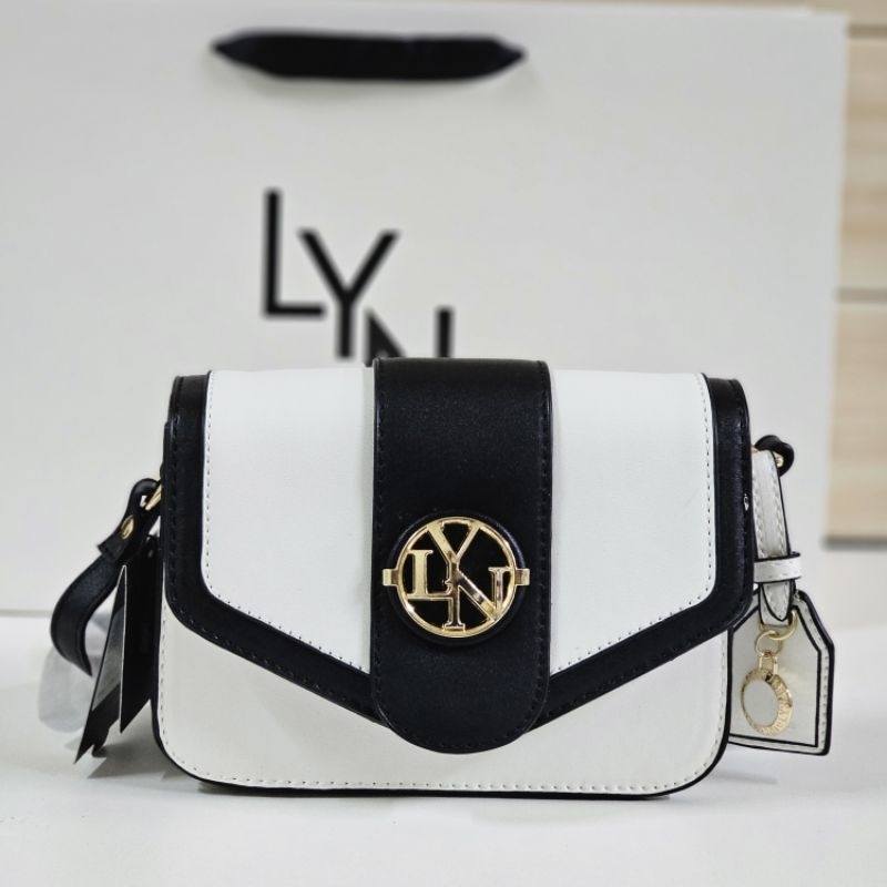 กระเป๋าสะพายข้าง วิเวียน  LY  N crossbody รุ่นใหม่ สายปรับได้มีป้ายหนังห้อย กดตัวลือกสินค้าฟรี เพื่อรับถุงกระดาษ
